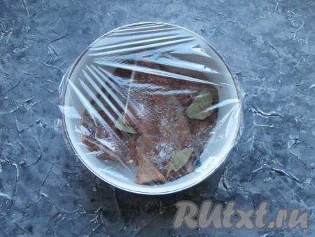 Закрыть посуду с рыбой пищевой плёнкой и поместить в холодильник на 10 часов.
