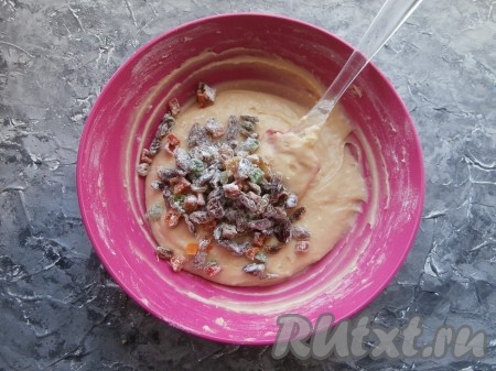 Изюм и цукаты смешать с небольшим количеством муки и добавить в тесто.
