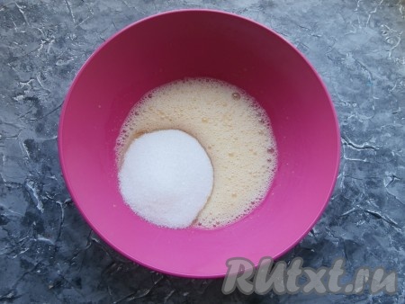 Яйца взбить миксером в пышную пену, всыпать сахар и ванильный сахар.