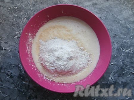 Взбить миксером яйца с сахаром до получения светлой, пышной, плотной массы. Добавить сметану и растопленное сливочное масло, а также просеянную муку с разрыхлителем.
