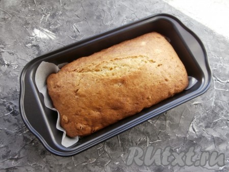 Выпекать пасхальный кекс-кулич в предварительно разогретой до 180 градусов духовке 40-50 минут. Готовность проверьте, проколов сухой лучинкой (если лучинка и после прокалывания кекса осталась сухой, значит пора выпечку вынимать из духовки).
