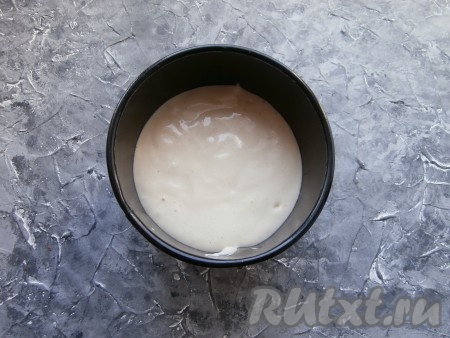 Дно разъёмной формы для кулича диаметром 13 см и высотой 12 см застелить пергаментом, выложить тесто. У меня оно заняло чуть больше половины объёма формы.
