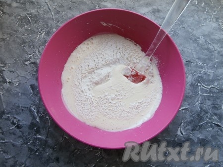 В получившуюся яичную смесь в 2 приёма просеять муку и разрыхлитель, каждый раз полностью вмешивая лопаткой движениями снизу вверх.
