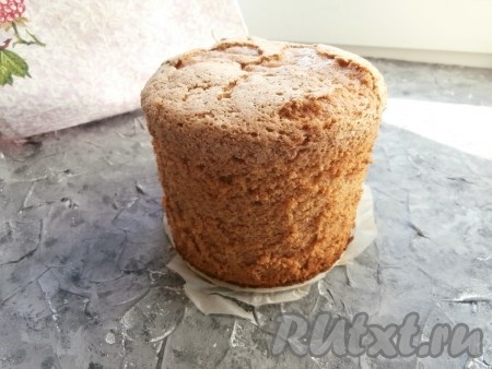 Дать бисквиту немного остыть в форме, провести острым ножом по краям и аккуратно вынуть. Дать бисквитному куличу полностью остыть.&nbsp;
