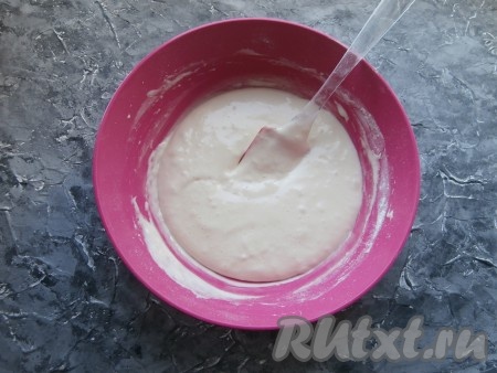 В итоге должно получиться кремообразное, пышное бисквитное тесто, похожее на в меру густую сметану.
