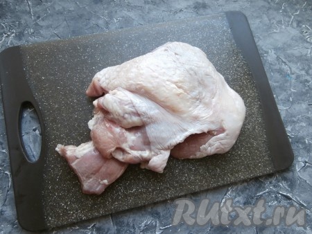 Мякоть бедра индейки хорошо вымыть, просушить.
