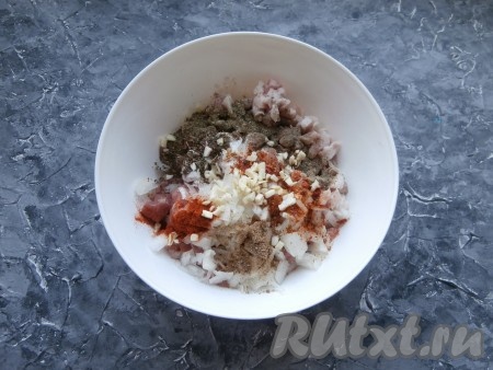 Далее всыпать измельчённый чеснок, специи (чёрный и красный молотые перцы, паприку, чесночный перец, чабер, кориандр и хмели-сунели) и соль.
