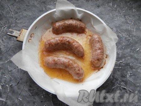 Духовку разогреть до 200 градусов и запекать купаты из индейки при этой температуре около 30-35 минут.
