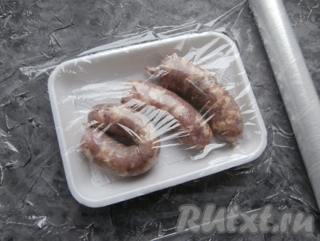 Я запекала половину купат, вторую половину можно сложить в бумажную (или пластиковую) тарелку, затянуть плёнкой, поместить в морозилку и использовать замороженные купаты по мере необходимости.
