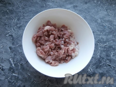 Нарезать мясо маленькими кусочками (чем мельче, тем лучше). Кожу также нарезать вместе с мясом.
