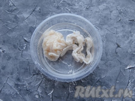 Кишки замочить в немного подкисленной уксусом или лимонным соком воде (на 0,5 стакана воды нужно влить, примерно, 1 чайную ложку лимонного сока или уксуса 9%), оставить на 1-2 часа.
