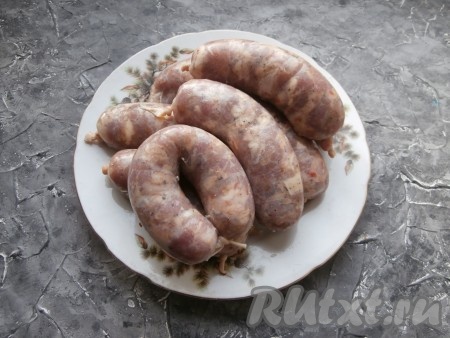 Промыть кишки проточной водой, надев каждую на гусак крана. Наполнить кишки подготовленным фаршем не слишком плотно (кишки можно наполнять фаршем с помощью верхней обрезанной части пластиковой бутылки или специальной насадки к мясорубке), чтобы получились колбаски длиной 12-15 см. Купаты можно сделать и в виде маленьких подковок, перевязав вместе два конца колбасок. Края кишок крепко перевязать. Колбаски, прикрыв плёнкой, поместить в холодильник на 5-6 часов.
