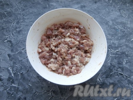 Влить 50 мл холодной воды и тщательно фарш вымесить.
