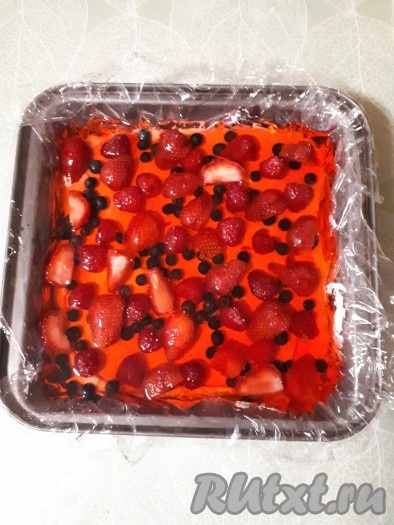 Ягоды залить остывшим до комнатной температуры желе.