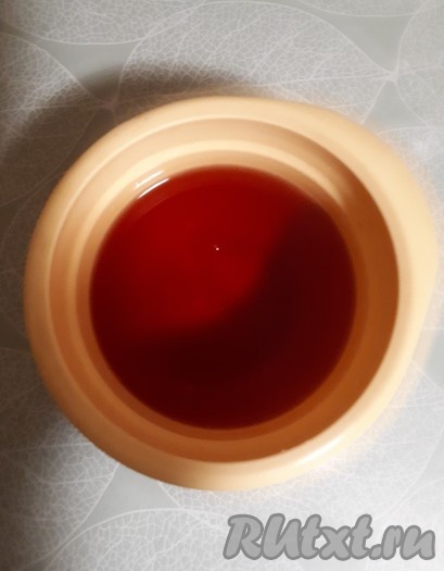 Желатин залить небольшим количеством воды комнатной температуры и оставить для набухания. Порошок желе (у меня с клубничным вкусом) залить 400 мл горячей кипячёной воды, размешать до растворения крупинок желатина и остудить до комнатной температуры.
