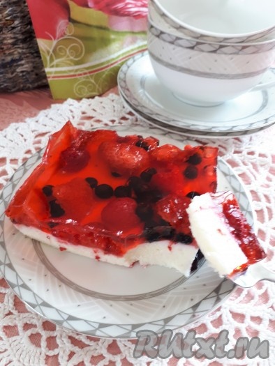 Творожный десерт, приготовленный с ягодами и желатином, получается красивым, ярким и очень вкусным.
