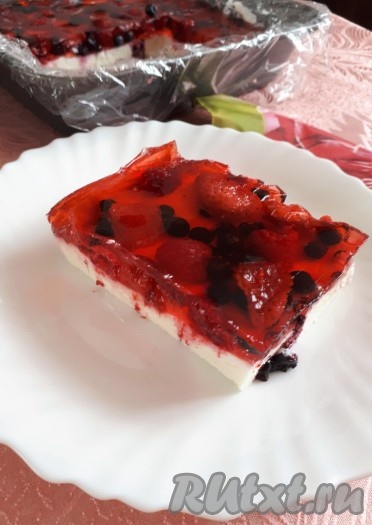 Форму поместить в холодное место для застывания. Застывшее желе аккуратно вынимаем из формы вместе с пищевой плёнкой, нарезаем на порционные кусочки и подаём.