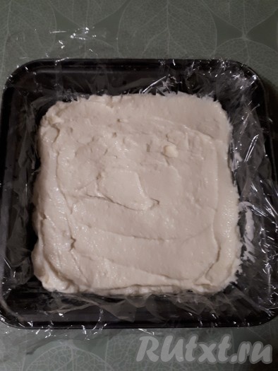 Выложить в форму творожный слой, разровнять поверхность. Подождать, пока творожно-сливочная масса схватится.

