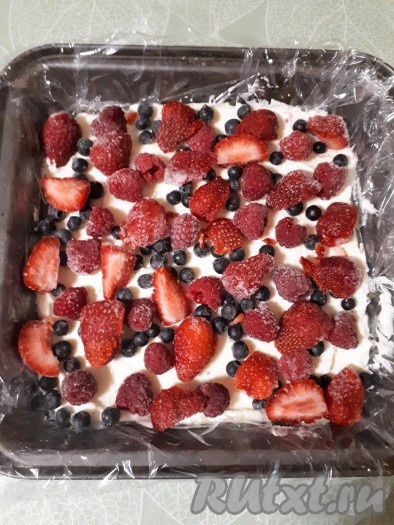 Сверху разложить ягоды. Я использовала замороженные: клубнику, чернику и малину.&nbsp; &nbsp;&nbsp;
