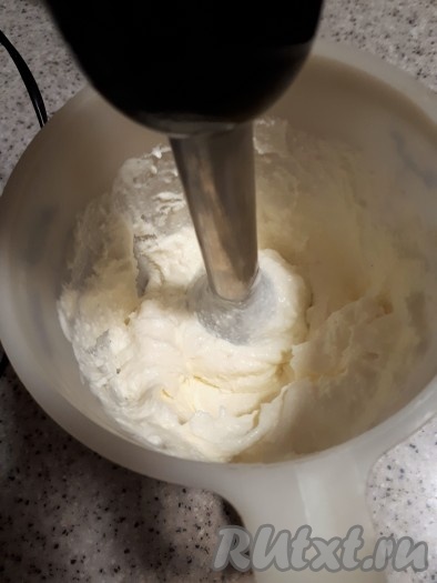 Соединить творог, сливки, сахар и ванильный сахар, пробить сливочно-творожную смесь блендером до однородного состояния.
