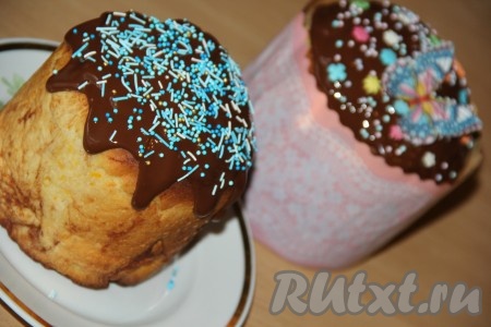 Выпекать мраморные куличи в разогретой духовке минут 35 при температуре 200 градусов. Время выпекания зависит от размеров куличей, проверяйте готовность сухой лучинкой (просто проколите верхушку испечённого кулича сухой лучинкой, если лучина осталась сухой, значит куличики готовы). Достать из духовки готовые куличи, полностью остудить. Украсить верхушку куличей глазурью (я растопила шоколад и полила куличи), посыпать цветной посыпкой.&nbsp;
