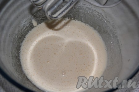 Взбить сахар с яйцами с помощью миксера в течение 5 минут (масса увеличится в объёме).
