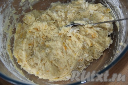 Тесто должно получиться вязким и липким. Но добавлять много муки не нужно, иначе куличи получатся жёсткими.
