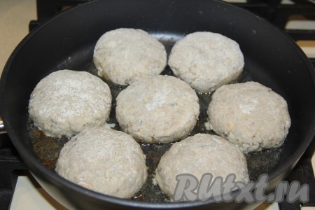 В сковороду влить масло, поставить на огонь, разогреть, а затем выложить котлеты из филе трески.
