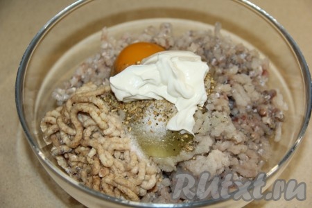 К рыбному фаршу, хлебу и луку добавить яйцо, соль, специи и сметану.
