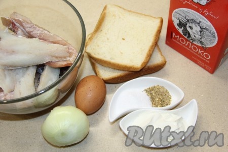 Для приготовления котлет можно приобрести в магазине треску, уже разделанную на филе. А можно купить замороженную непотрошёную рыбку, разморозить её и разделать на филе, удалив внутренности, плавники хвост, хребет и косточки. Кусочки белого хлеба залить молоком и оставить на пару минут. Лук почистить.