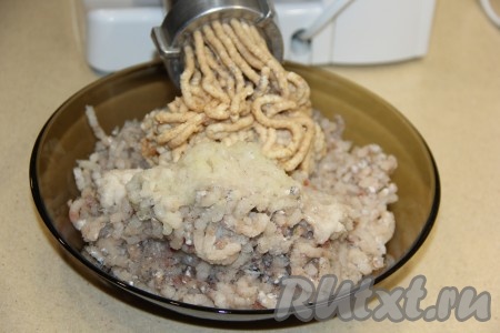 Луковицу и хлеб, отжатый от молока, тоже пропустить через мясорубку.&nbsp;
