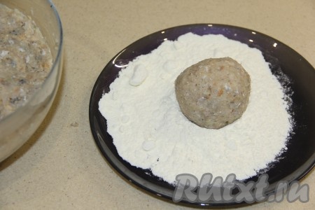 Из рыбного фарша сформировать котлеты любой формы и обвалять их со всех сторон в муке (вместо муки можно обвалять котлеты в панировочных сухарях или манке).
