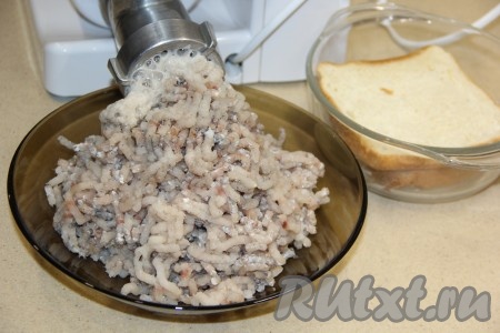 Пропустить филе трески через мясорубку.