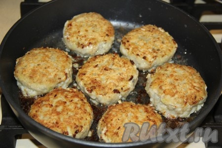 Жарить котлетки на среднем огне до золотистой корочки с двух сторон.
