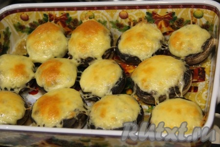 Шампиньоны, фаршированные ветчиной и сыром, запекать минут 10 в духовке, разогретой до 200 градусов.
