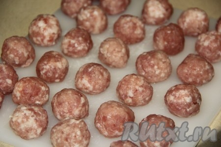 Варить овощи 10 минут. Из мясного фарша (я использовала фарш из свинины) сформировать фрикадельки.
