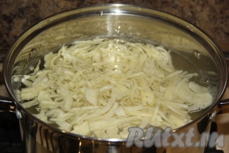Капусту нашинковать и сразу добавить в кастрюлю, дать закипеть и сделать огонь умеренным.
