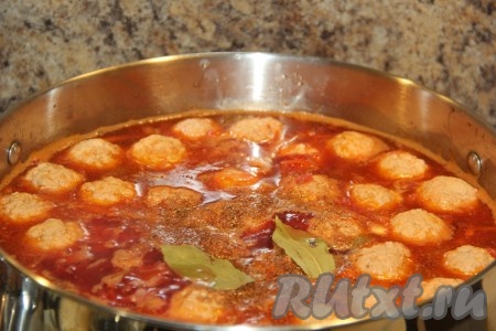 Добавить фасоль и лавровые листья в борщ, посолить, всыпать специи по вкусу, дать закипеть. Затем томить сибирский борщ на небольшом минут 10. После этого добавить мелко рубленный чеснок, дать закипеть, перемешать и снять борщ с огня. Дать настояться минут 15-20 под крышкой.
