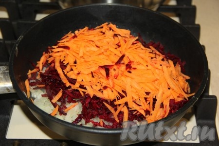 Морковь и свеклу почистить, натереть на тёрке и выложить к обжаренному луку.

