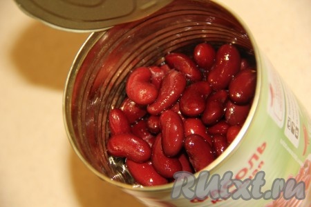 С консервированной фасоли слить жидкость.&nbsp;
