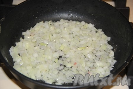 Пока суп варится, приготовить зажарку. Лук почистить и нарезать на кубики. В сковороду влить масло и добавить лук, обжарить, иногда перемешивая, в течение 3-5 минут на среднем огне.
