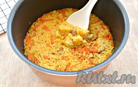 Заменить программу «Жарка» программой «Плов», закрыть крышку мультиварки. Готовить плов со свининой 40 минут (до окончания программы). Если нет программы "Плов", можно готовить также на программах «Выпечка» или «Тушение» в течение 40 минут. После приготовления крышку сразу не открывать, дать плову потомиться 10 минут в автоматическом режиме на программе «Подогрев».
