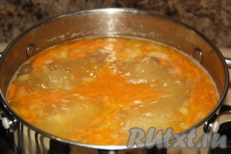 Когда рис проварится 15 минут, добавить обжаренные овощи в кастрюлю.
