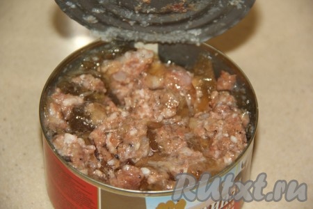 Тушёнку в банке размять вилкой.
