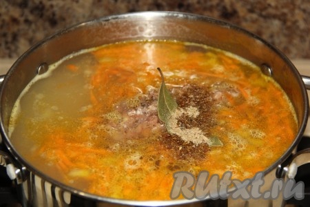 Добавить лавровый лист, специи и соль по вкусу, дать супу с рисом и тушёнкой закипеть, а после этого проварить на умеренном огне минут 5-10. Затем, сняв с огня, дать ему настояться под крышкой минут 15.
