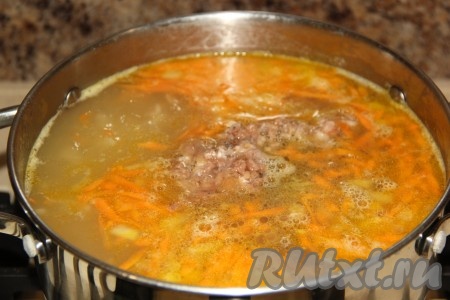 Добавить тушёнку в кастрюлю.
