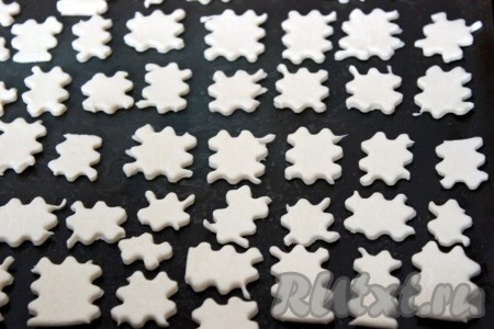 Выложить их на смазанный и сбрызнутый водой противень и запечь в разогретой на 180-200 градусов духовке до готовности.