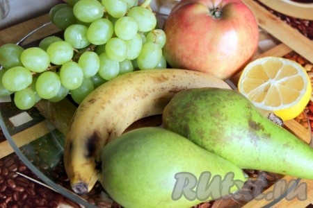 Фрукты подготовить к нарезке: вымыть, обсушить.
