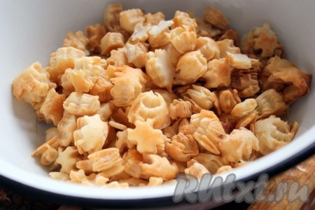 На фото видно, какими аппетитными получаются слоёные сухарики.
