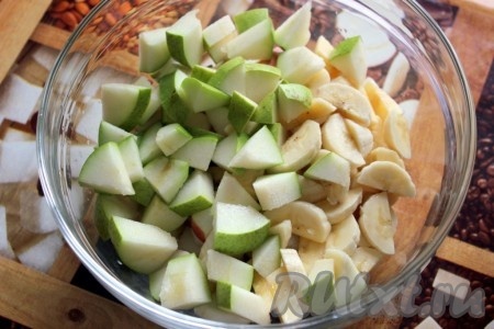 Добавить кусочки груши, банана и винограда.